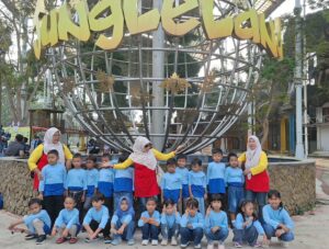 Rombongan siswa sekolah dasar saat mengikuti kegiatan field trip ke Jungleland Sentul
